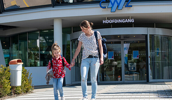Moeder en kind bij hoofdingang CWZ Nijmegen