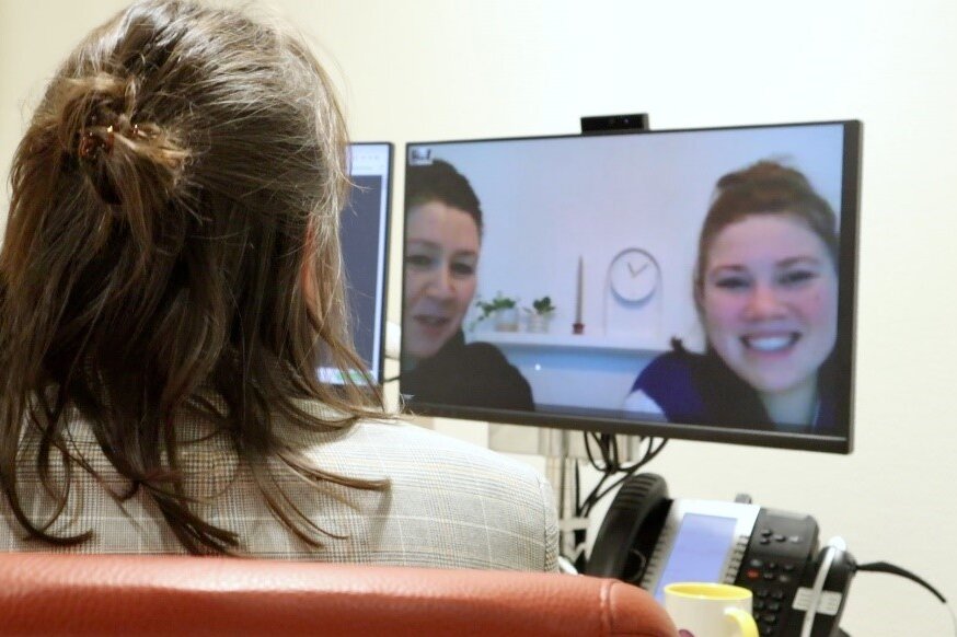 Patiënt en zorgverlener voeren gesprek via beeldbellen