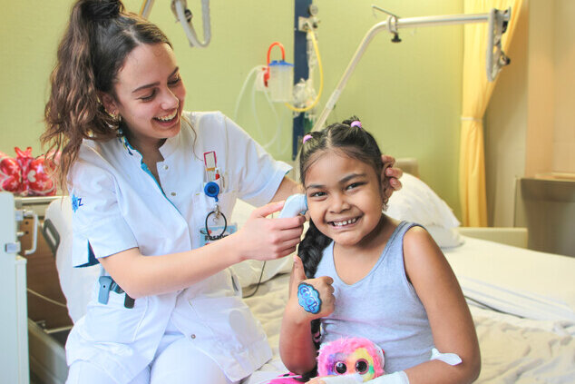 Kinderverpleegkundige CWZ met patiënt