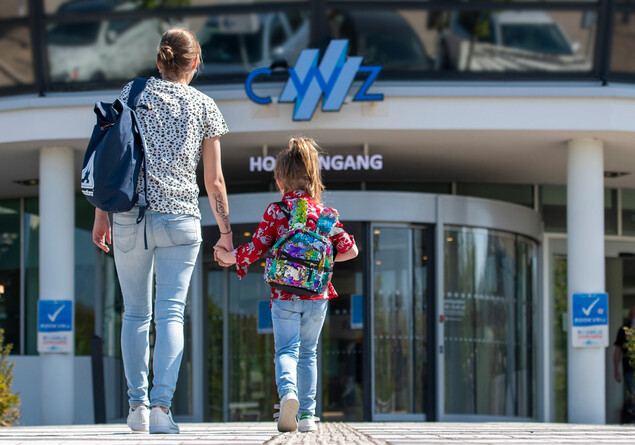 Moeder en dochter bij hoofingang | CWZ Nijmegen