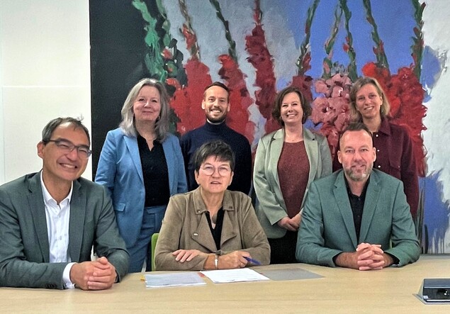 Ondertekening samenwerking tussen instellingsapotheek CWZ en Zorgcentrum Aqua Viva